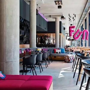 Moxy Vienna Airport שווכאט